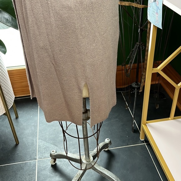 Neutral cardi perfect for the office or office party. - Picture 4 of 8